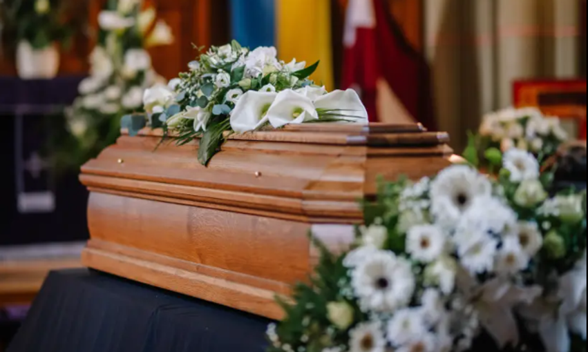 Tronditëse në funeralin në SHBA  vajza hap arkivolin e nënës dhe gjen një grua të panjohur të veshur me rrobat e saj
