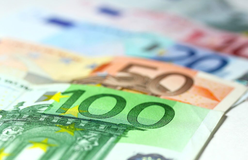 Kursi i këmbimit valutor, me sa blihen dhe shiten sot dollari, euro dhe paundi