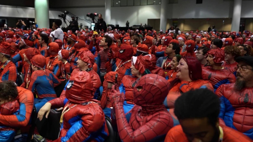 Qindra fansa veshin kostumin e Spider Man në New York  por nuk arrijnë rekordin botëror