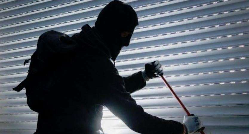 Tre persona me maskë dhe nën kërcënimin e armës ia morën nga kuletra 1500 euro, Policia jep detaje të rastit në Trudë