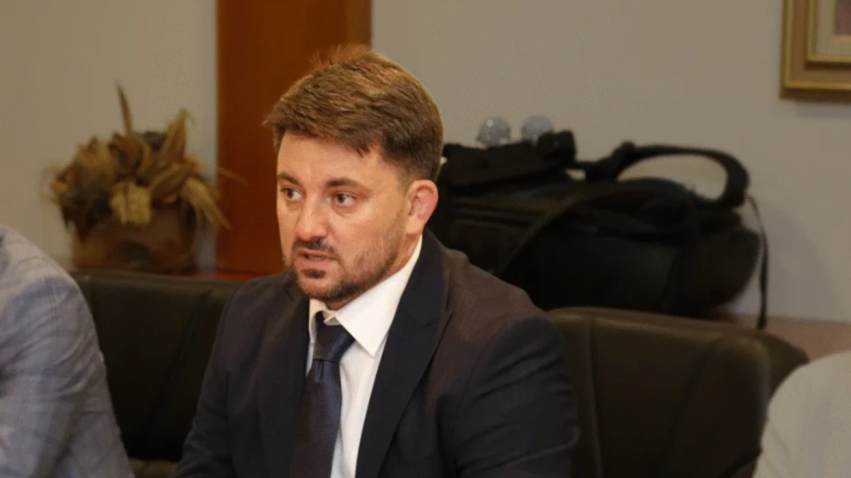Muhamet Elmazi dënon dhunën policore ndaj dy të rinjve