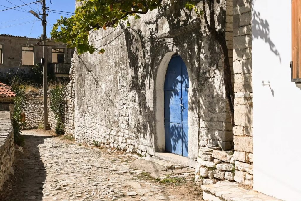 Turistët e huaj i japin jetë Qeparoit edhe në tetor