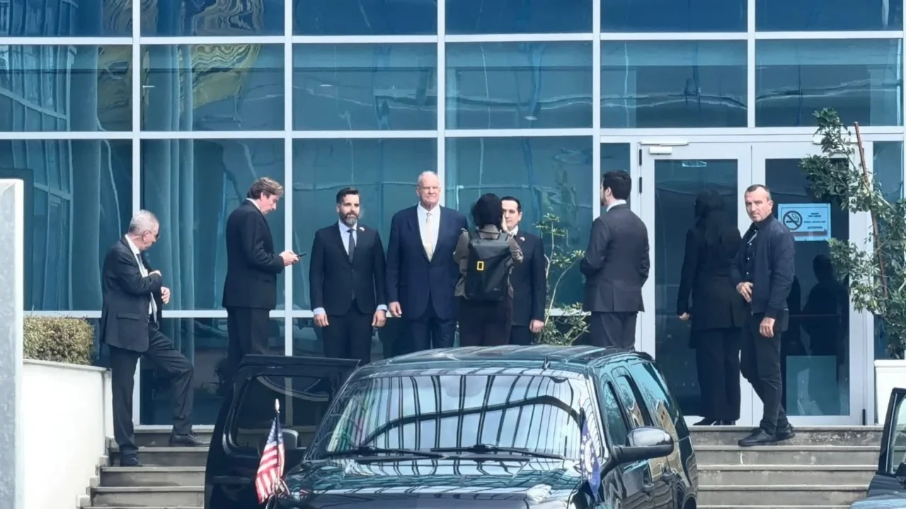 Senatorët amerikanë në Tiranë takojnë Begajn dhe deputetët e PD-së, shmangin Berishën