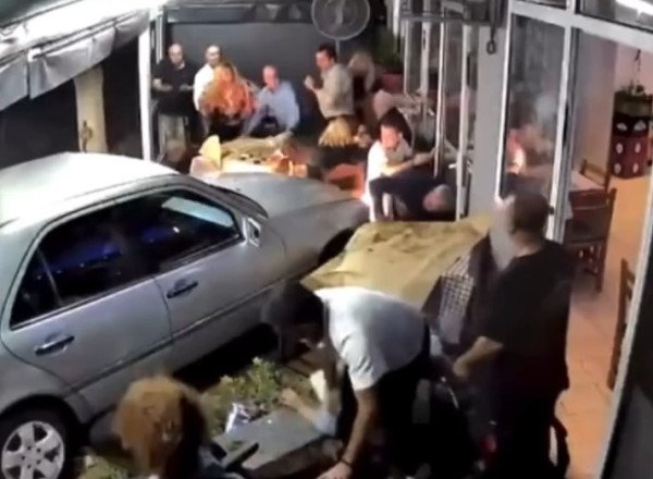 ​Aksident në Selanik, shoferi shqiptar përfundon brenda lokalit – plagosen 3 persona