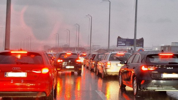 ​Shiu krijon kolona të gjata të automjeteve në Veternik