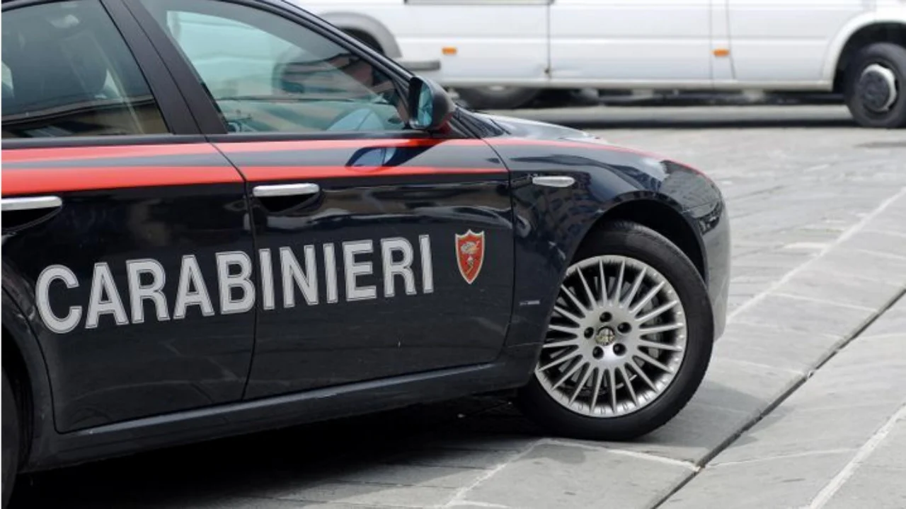 Shqiptari kërcënon ish-partneren, ajo mbyllet në tualet dhe thërret policinë