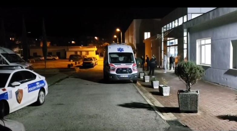 Aksident në Berat, makina përplas 40-vjeçarin me biçikletë, transporohet me urgjencë në Tiranë! Shoferi u largua nga vendngjarja