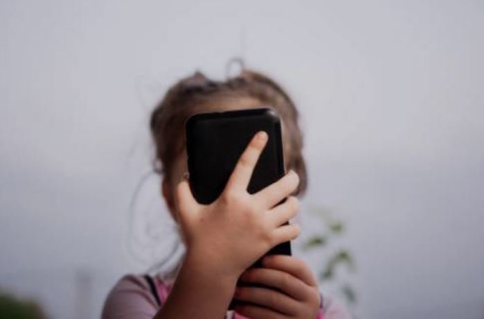 Përdorimi i telefonave për të qetësuar fëmijët, ja si ndikojnë ekranet në zhvillimin e trurit