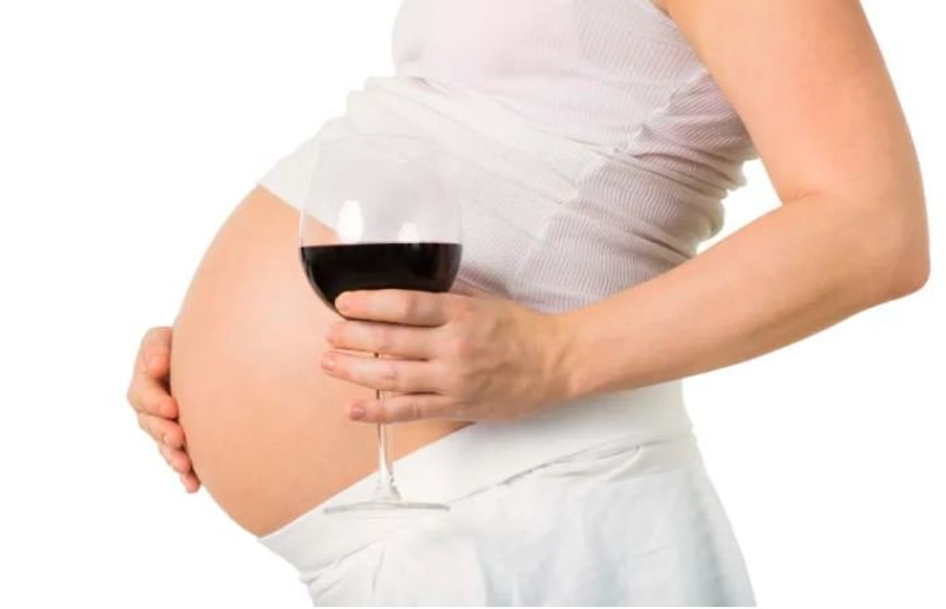 OBSH ngre alarmin  1 në 4 gra shtatzëna në Evropë konsumon alkool  rrezik për fetusin