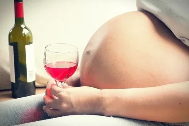Pse alkooli është i ndaluar për gratë shtatzëna? Ja rreziqet për bebin