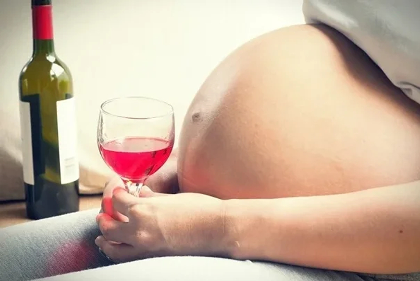 pse-alkooli-eshte-i-ndaluar-per-grate-shtatzena-ja-rreziqet-per-bebin