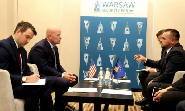 Maqedonci në takim me ambasadorin e SHBA-së në NATO, diskutojnë edhe për “procedurat e nisura për blerjen e helikopterëve Black Hawk”
