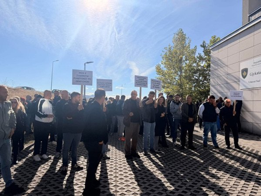 pa-paga-dhe-ne-pritje-te-vendimit-punetoret-e-npb-se-protestojne-para-supremes