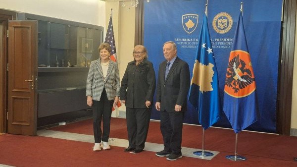 Presidentja Shiroka-Pula pret në takim senatorët amerikanë Shaheen dhe Durbin, ja çfarë u kërkoi