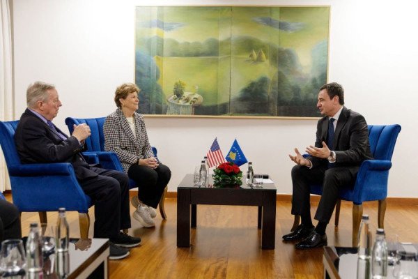​Ambasada e SHBA-së njofton për vizitën e senatorëve, publikon fotografi edhe nga takimi me Kurtin