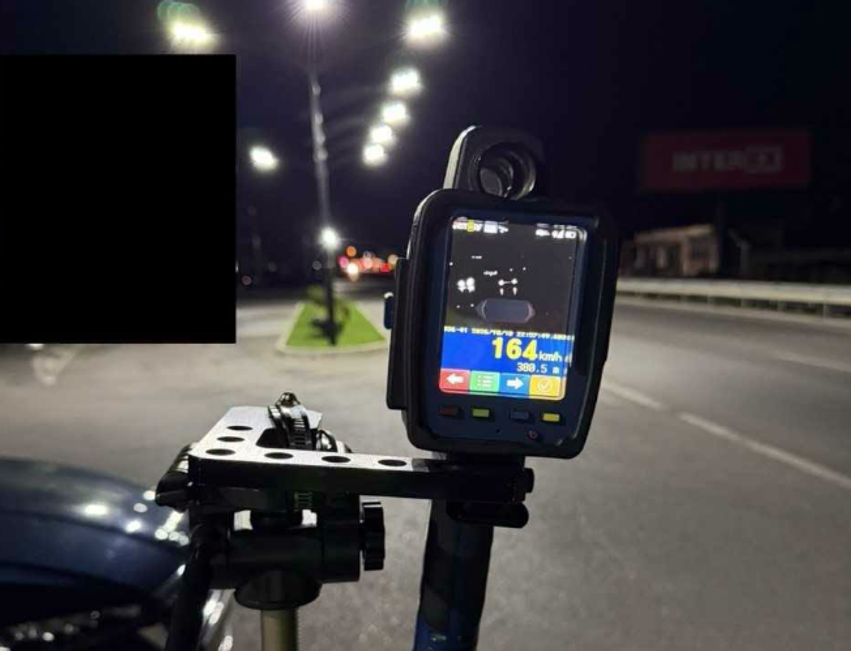 Voziti 164 km h në zonën 60  kapet sërish të nesërmen pavarësisht ndalesës për vozitje  Policia ia sekuestron veturën