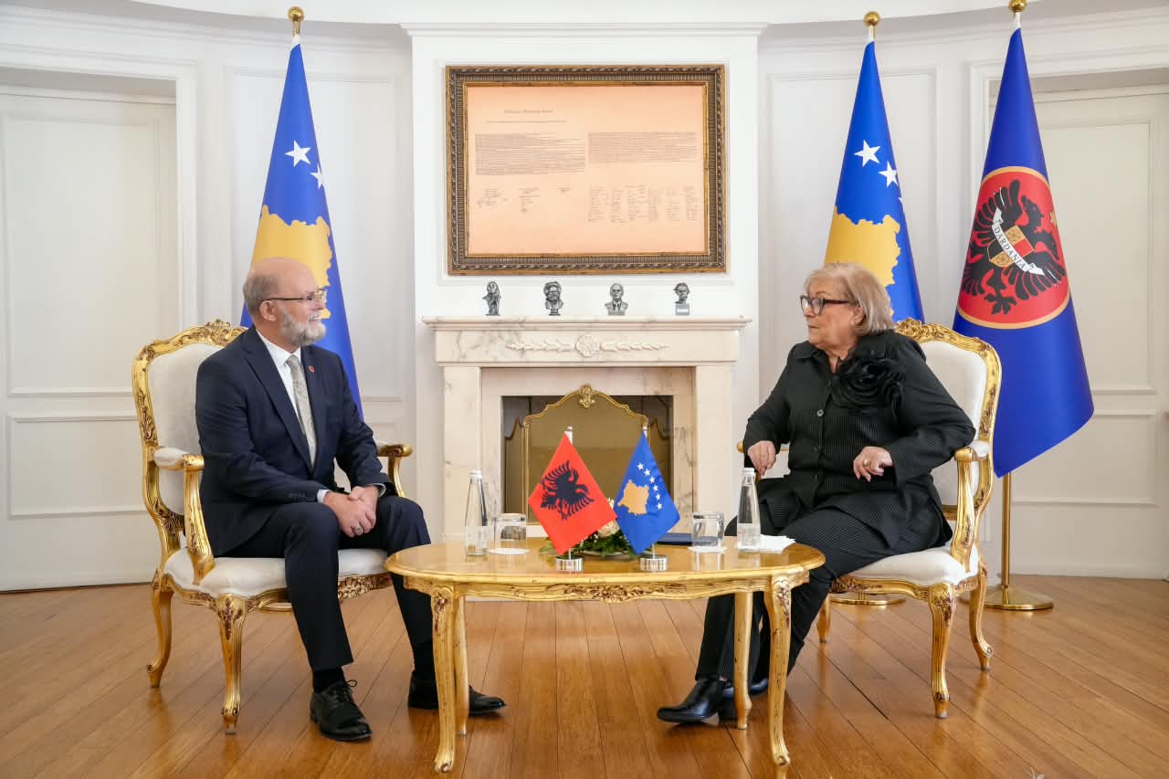 Presidentja Shiroka Pula takohet me ambasadorin e Shqipërisë