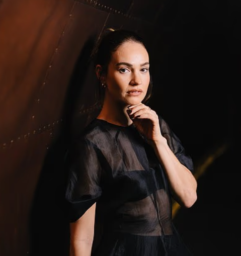 Lily James tërheq vëmendjen me veshjen transparente në Festivalin e Filmit në Londër