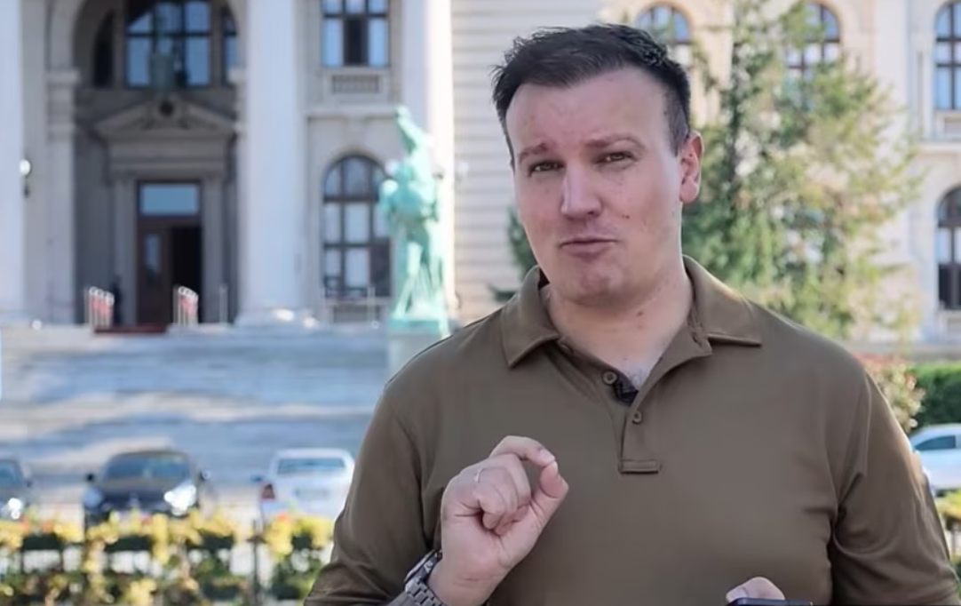 Pas dëbimit nga Mali i Zi, blogeri rus kthehet nga Serbia në Rusi
