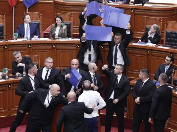 Përjashtohen dy deputetë të opozitës për 60 ditë, thellohet përplasja politike në Shqipëri