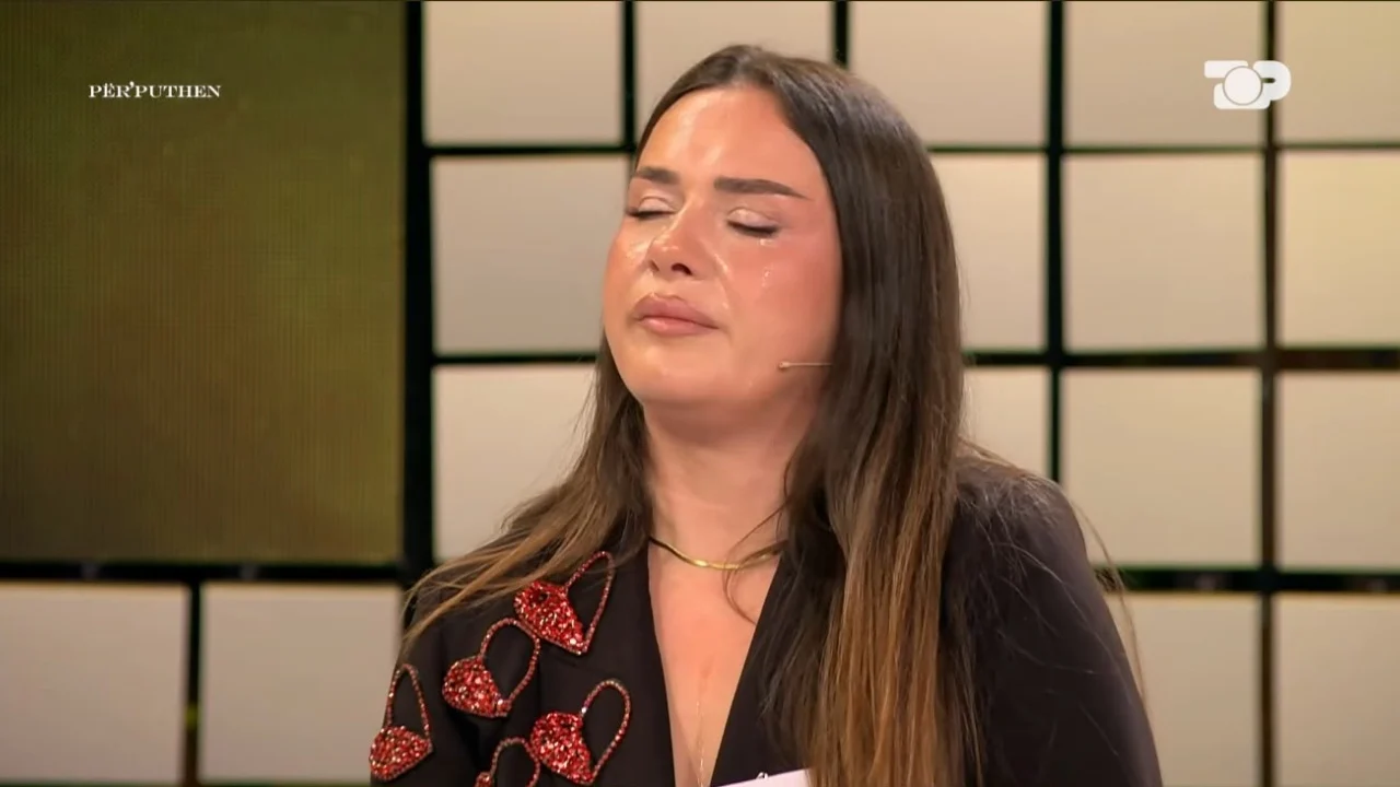 “Babai nuk më flet”, konkurrentja në “Për’puthen” zbulon që ka një djalë 14-vjeçar
