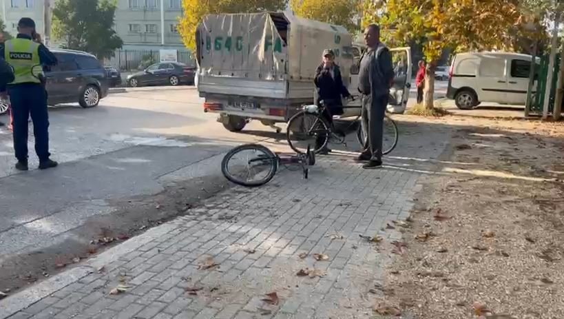 Aksident në Fier, e përplasi makina, dërgohet me urgjencë në spital drejtuesi i biçikletës