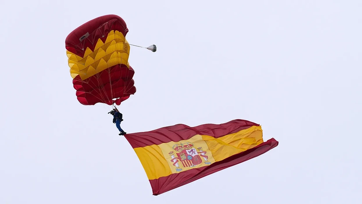 Spanja shënon Ditën Kombëtare me paradë ushtarake: 4.380 trupa, 82 aeroplanë dhe debutimi i mjeteve të blinduara Dragón