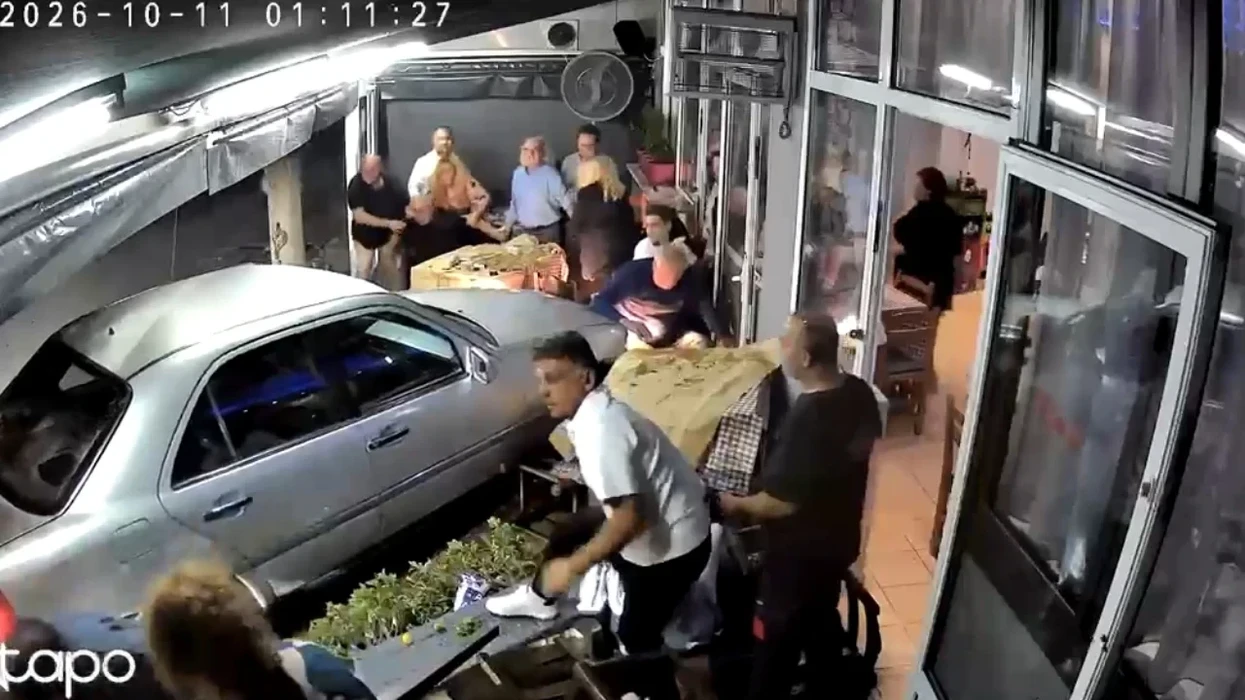 “Na shpëtuan vazot e luleve...”, shqiptari u fut me makinë në restorantin në Selanik, pas testeve rezulton i dehur
