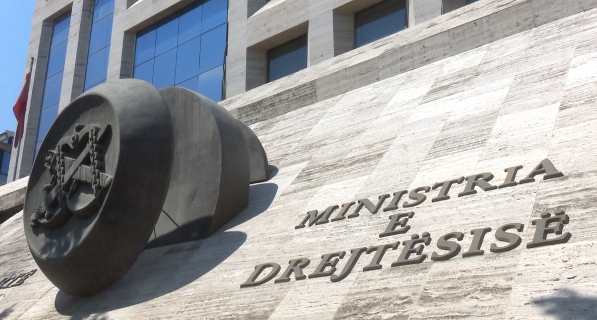 Dorëheqja e drejtorit të Përgjitshëm të Burgjeve, reagon ministria e Drejtësisë