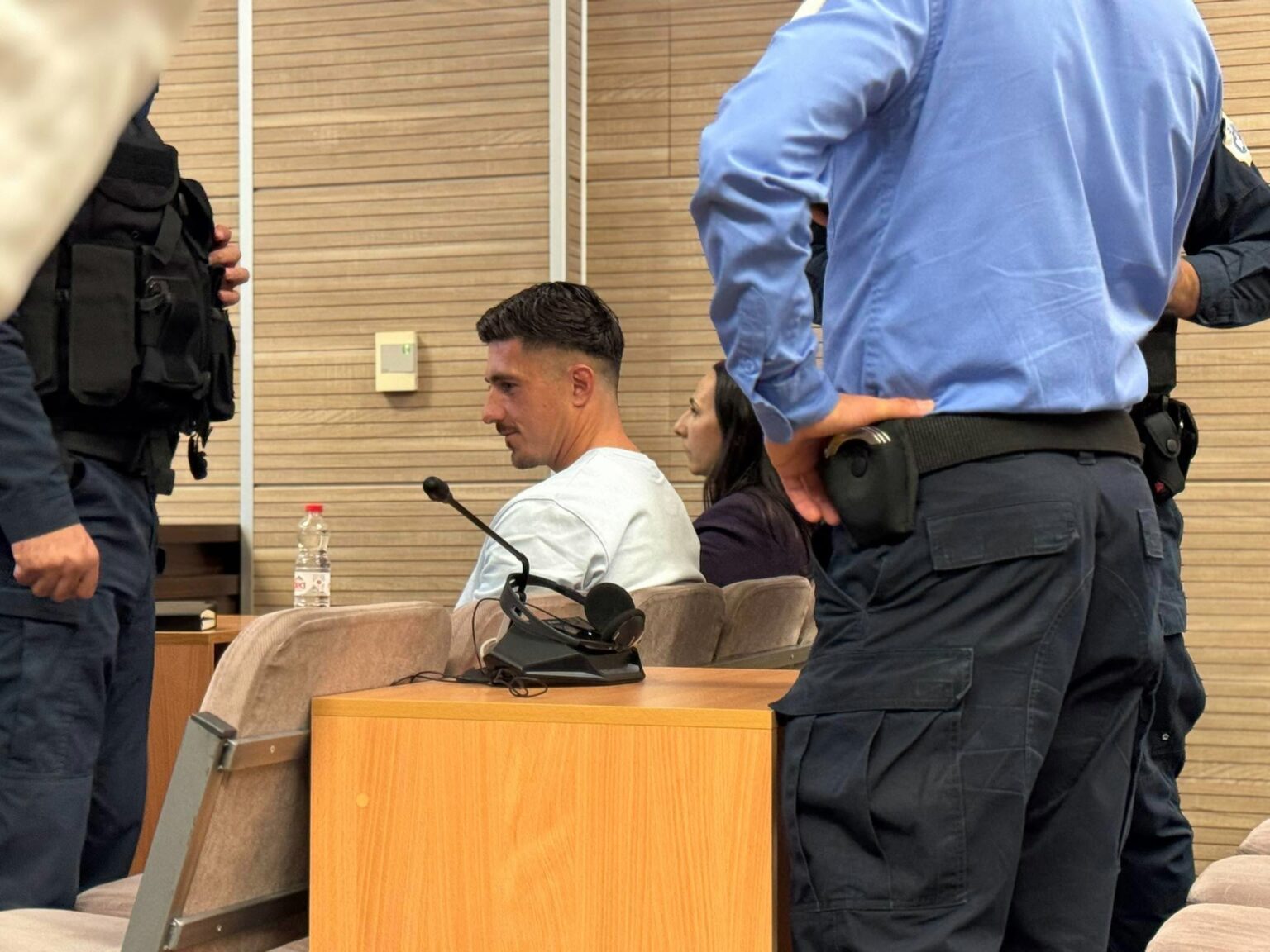 “Nuk ka mundësi të ketë rënë nga krevati, sepse ishte larg dritares”, dëshmia e recepsionistes në rigjykimin ndaj Endrit Nikës 