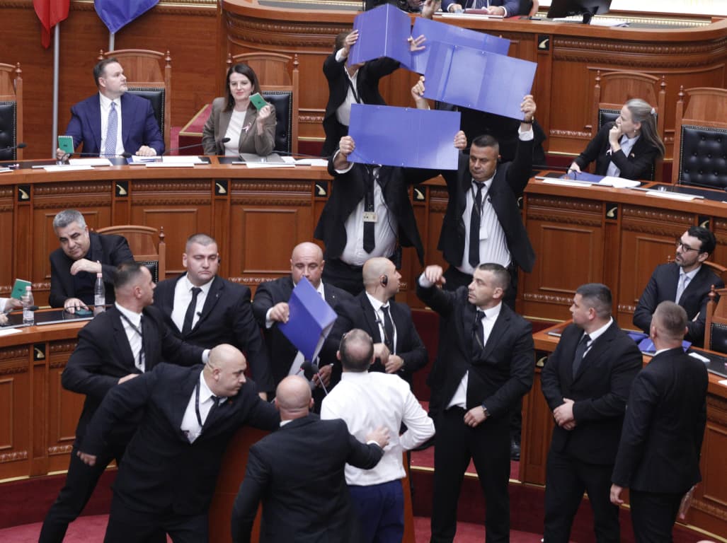 Hodhën shishe me ujë dhe vezë në Kuvend, përjashtohen me nga 60 ditë Gazment Bardhi dhe Klevis Balliu