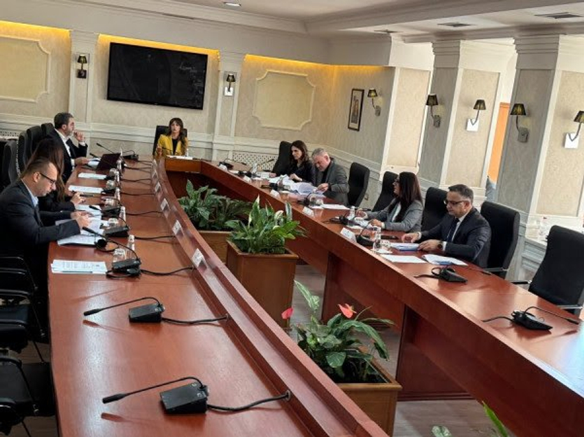 Partitë parlamentare reagojnë pas kritikave të Marta Kos për ligjin e Speciales