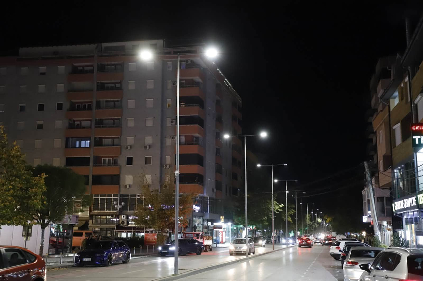 Peci tregon rrugët ku u rregullua ndriçimi publik