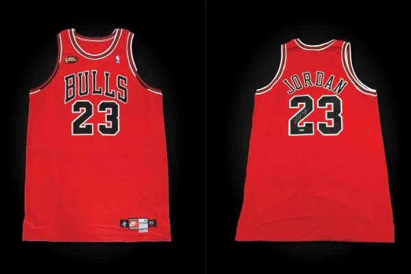 Fanella e Michael Jordanit shitet për 14 milionë dollarë