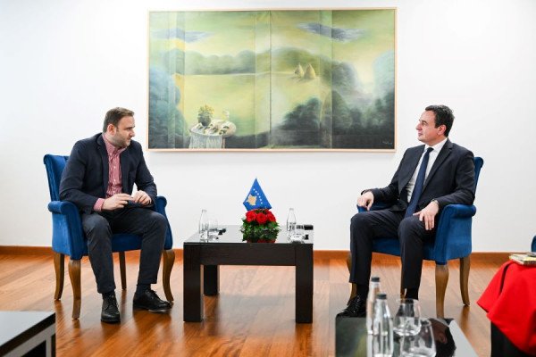 Kurti takohet me drejtuesin e AKP-së, diskutojnë për pronat e Kosovës në Serbi