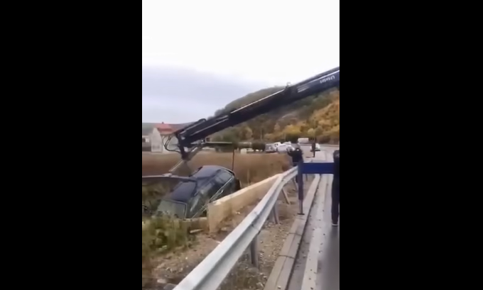 Aksident te Kulina, vetura përfundon në kanal