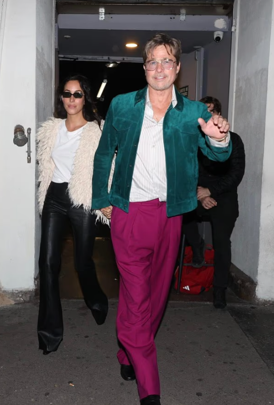 Brad Pitt tërheq vëmendjen në Paris me pantallonat ngjyrë magenta, në një mbrëmje romantike me të dashurën 33-vjeçare