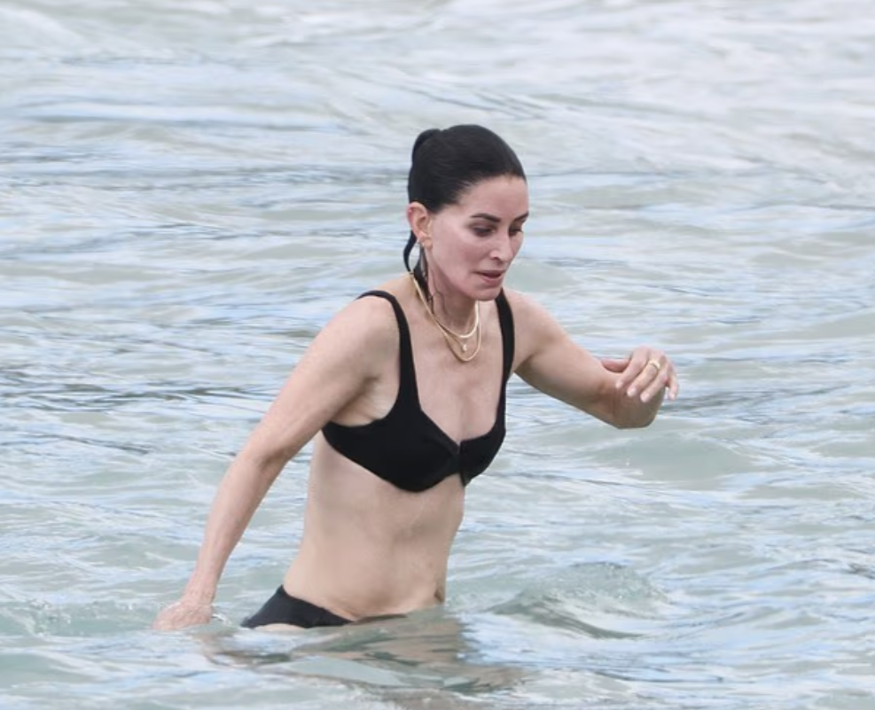 Courteney Cox mahnit me bikini të zi në Hawaii, shijon pushimet me Kate Hudson para dasmës së yjeve