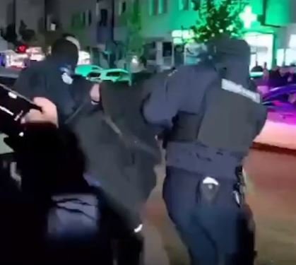 Dalin pamjet e arrestimit të personit që alarmoi policinë me kërcënimin për shpërthim