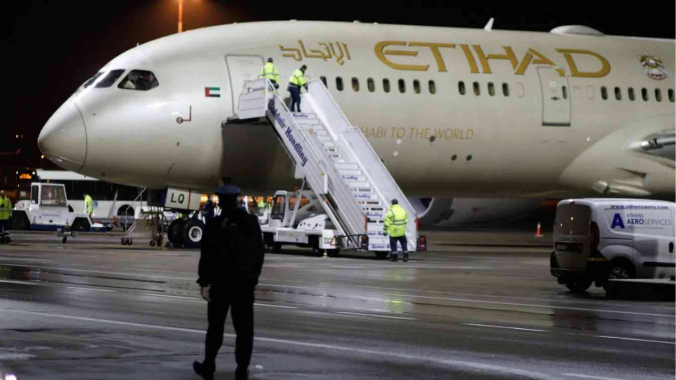 Sulmet e Huthëve përshkallëzojnë tensionet, Etihad dhe Qatar Airways pezullojnë fluturimet