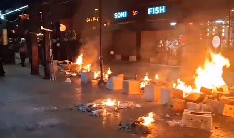 Rritet bilanci, 19 të lënduar! Gazetari goditet me tullë në kokë, nën kujdes mjekësor edhe një punonjës i trupit diplomatik