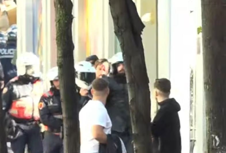 Çfarë po ndodh në Shqipëri? Përplasje me policinë, qytetar i gjakosur para Ministrisë së Arsimit  