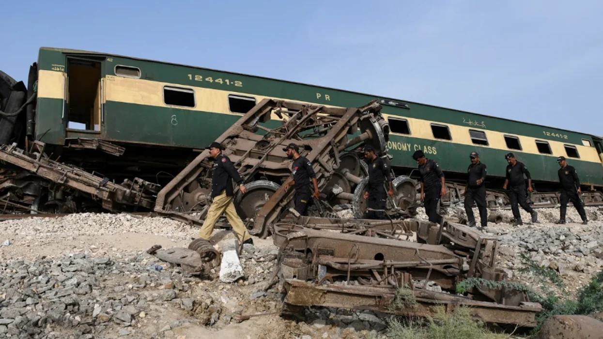 Të paktën pesë të vdekur dhe disa të tjerë të lënduar pasi një tren pasagjerësh doli nga shinat në Pakistan