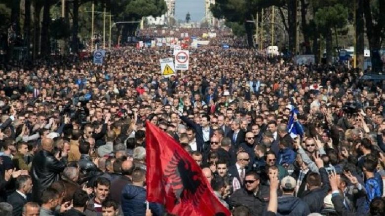 Studentët nuk dorëzohen! Mijëra protestues rigrupohen masivisht te Rruga e Durrësit