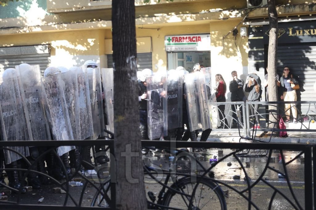 LIVE: Eskalon protesta në Tiranë, situata kthehet në “arenë lufte”, studentët shpërthejnë derën, policia jep bilancin e arrestimeve