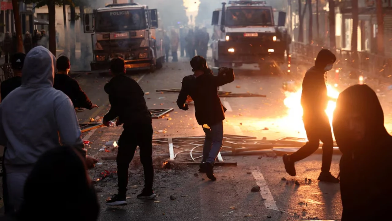 “Reuters” artikull për zhvillimet e fundit në Tiranë: Studentët shqiptarë protestojnë për arsimin dhe punësimin, përplasje me policinë