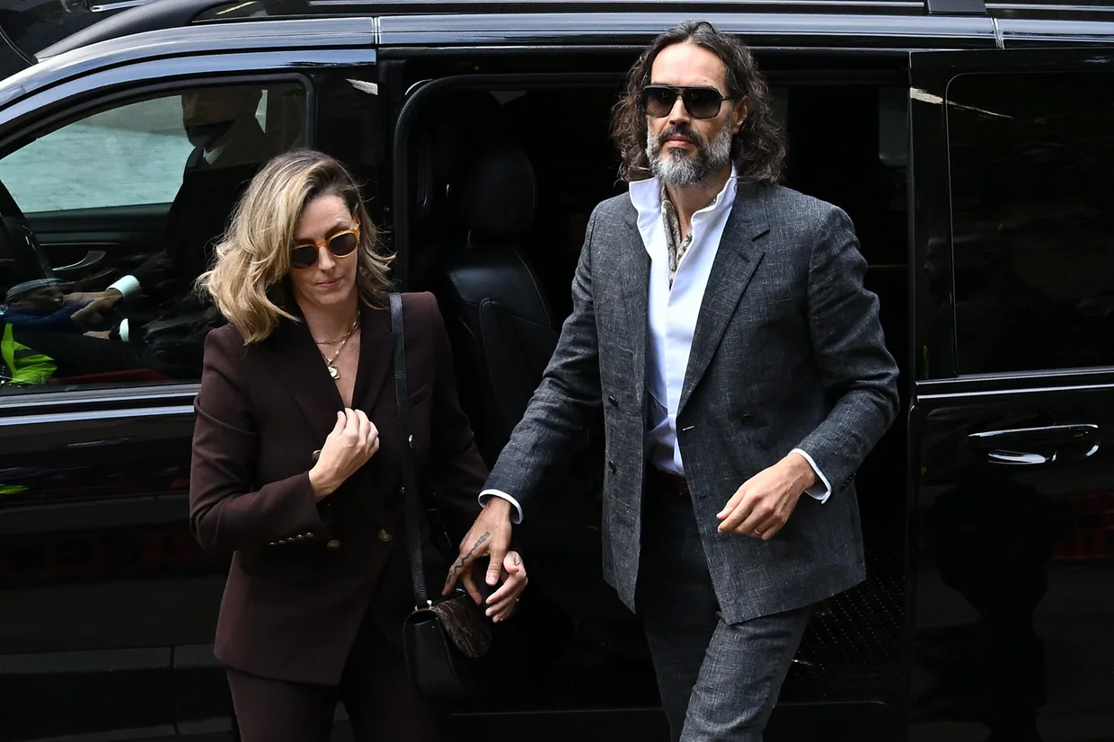 Në sallë përballë gjashtë grave: Russell Brand përballet me gjyqin për përdhunim