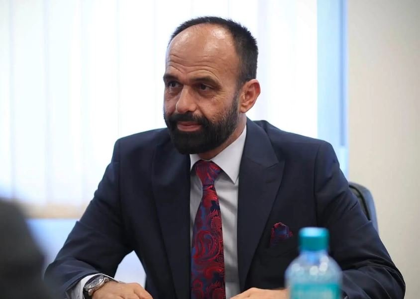 Shasivari cakton takimin me studentët për provimin e Jurisprudencës