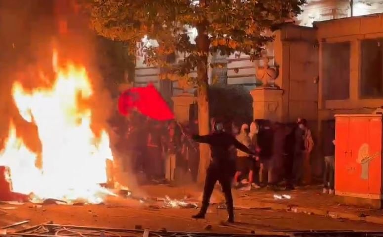 Vijojnë tensionet, studentët ndezin tre zjarre në rrugë dhe refuzojnë të shpërndahen