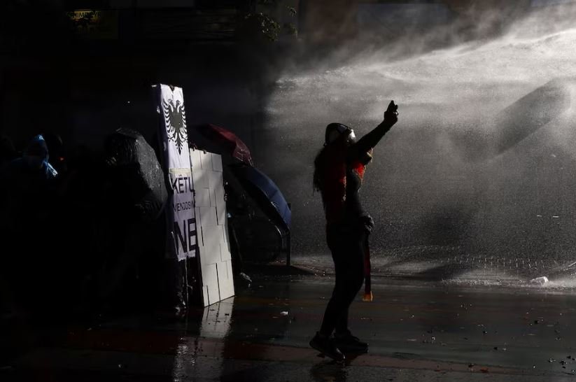 Mediat e huaja jehonë protestës në Tiranë: Studentët kërkojnë rrëzimin e sistemit!